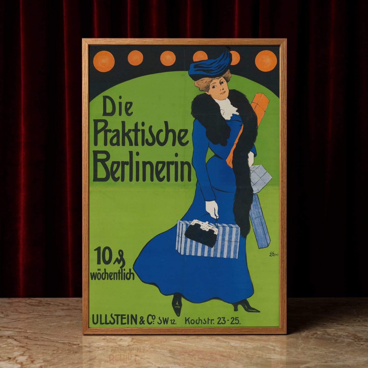 Historisches Berliner Plakat mit einer Frau in Belle Époque Garderobe und blauer Kopfbedeckung.