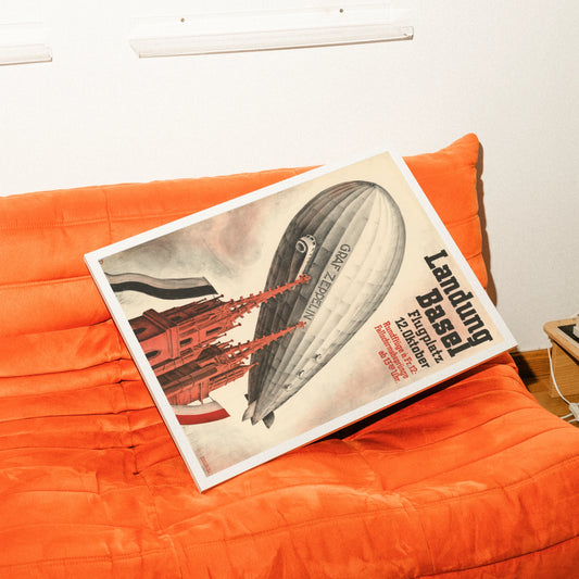 Historisches Plakat von Otto Plattner zeigt den Graf Zeppelin über dem Basler Münster von 1930.