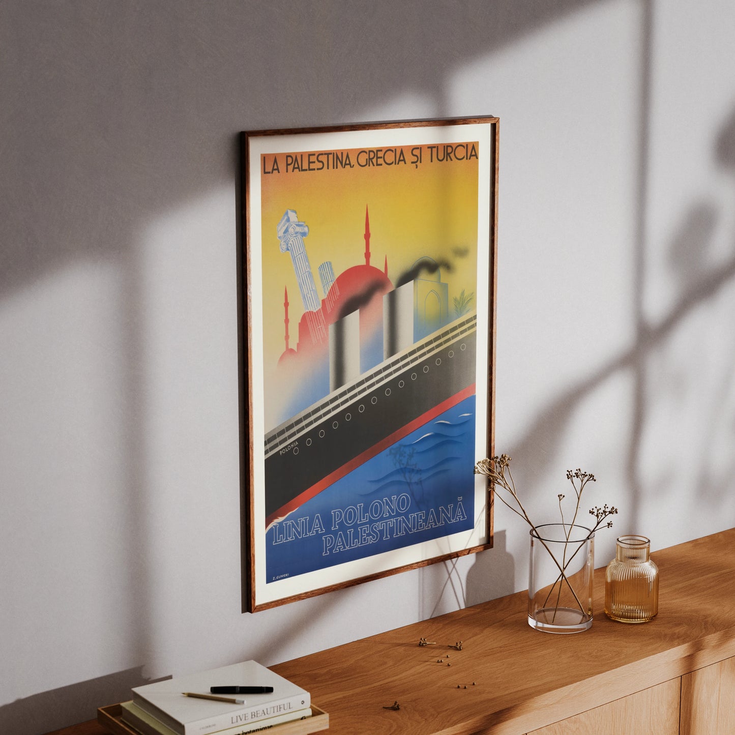 Illustriertes Plakat mit Ozeandampfer, antiken Säulen und Minaretten im Hintergrund