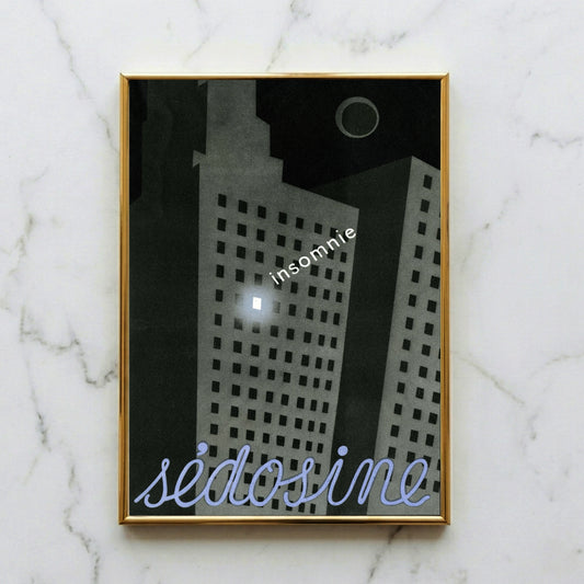 Sédosine Vintage Plakat mit einem erleuchteten Fenster in einem Hochhaus bei Nacht.