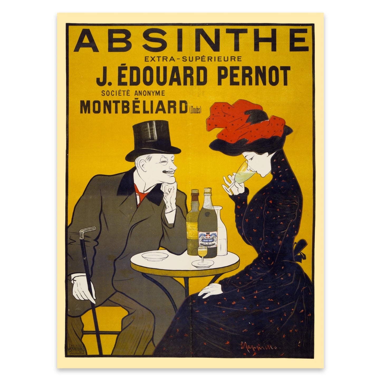 Zwei Personen sitzen an einem Bistro-Tisch mit Absinth-Flaschen und Gläsern.