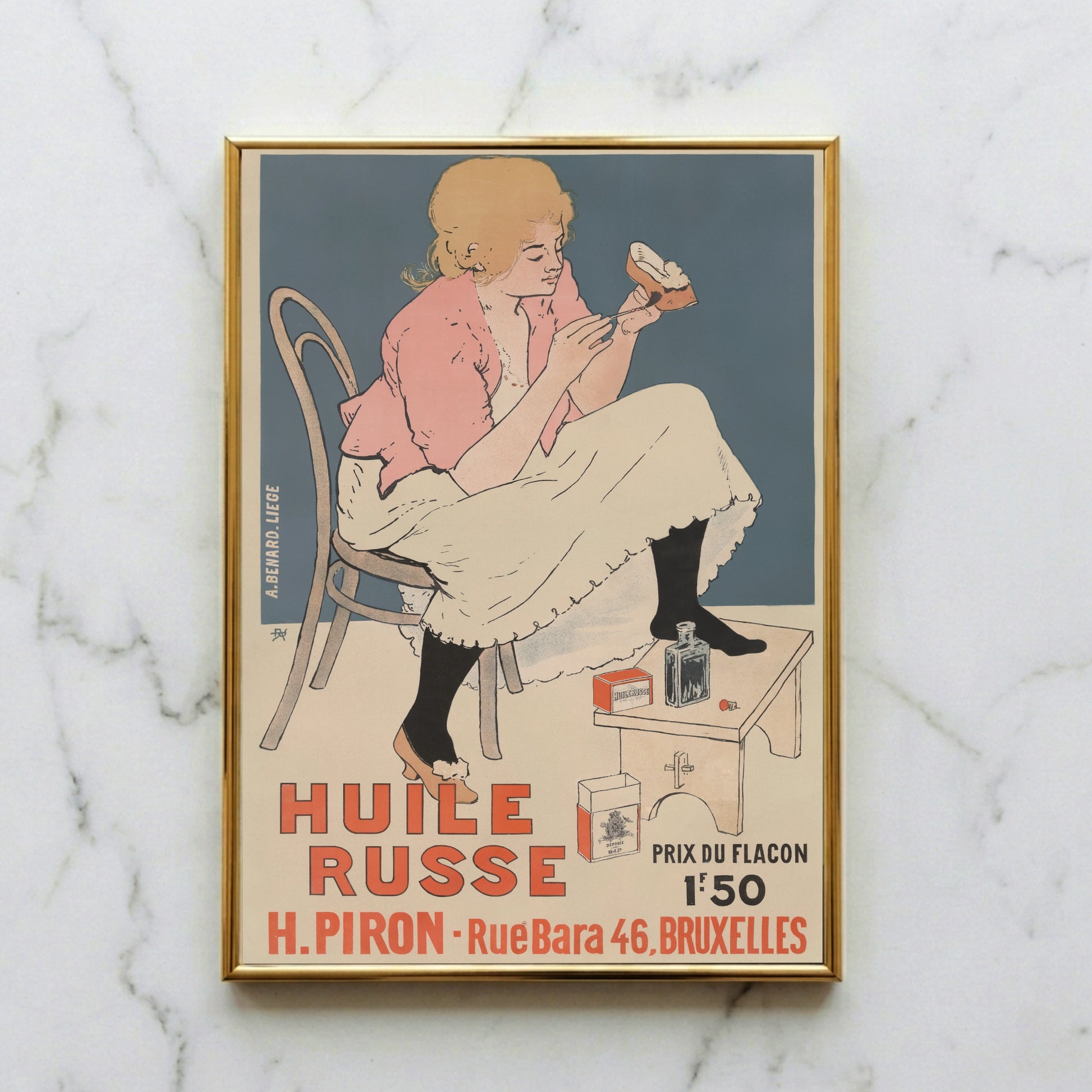 Belgisches Jugendstil-Poster mit einer Frau in rosa Jacke vor blauem Hintergrund.