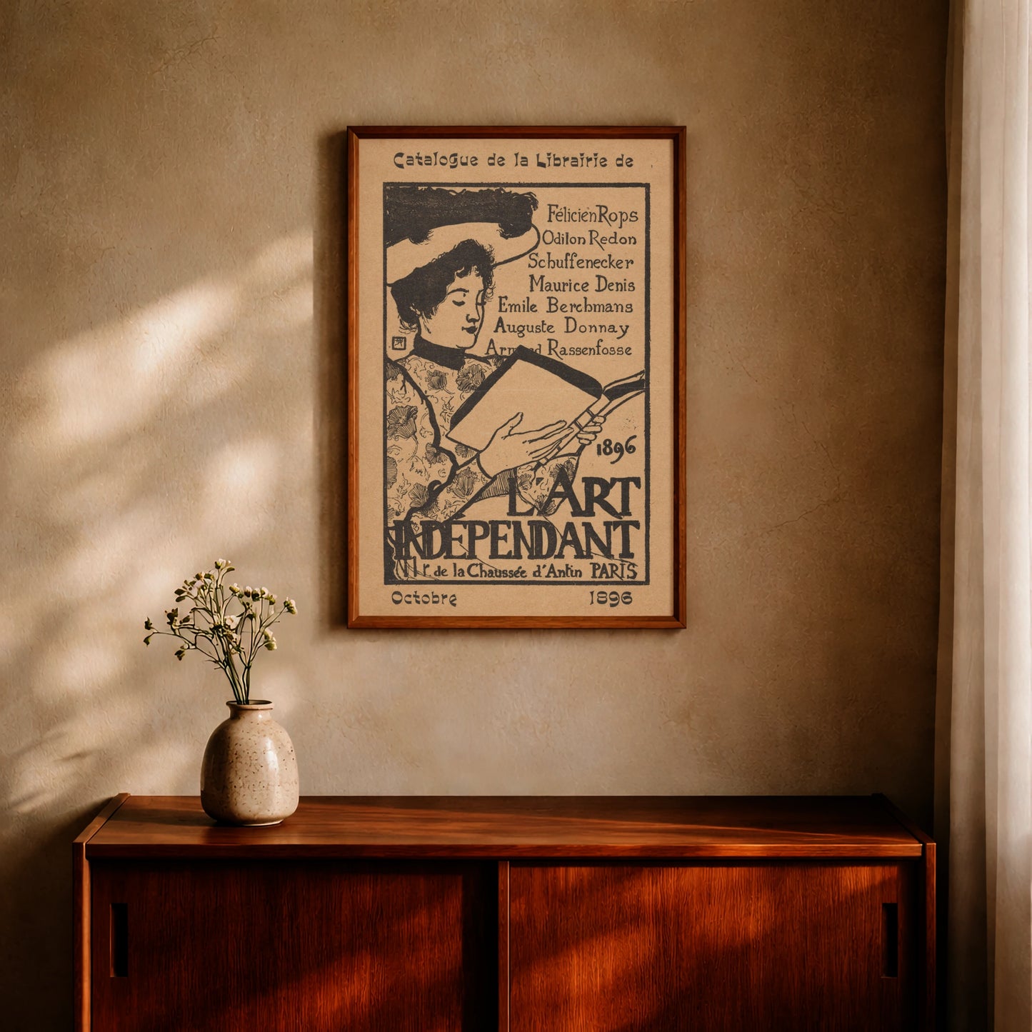 Vintage Illustration von Armand Rassenfosse zeigt eine lesende Frau in floralem Kleid.