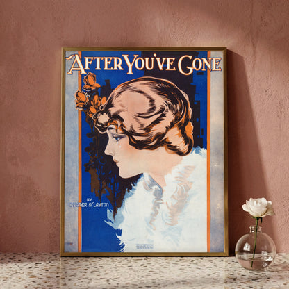 Nahaufnahme einer Art Nouveau Illustration einer Frau mit gewelltem Haar und einer Träne im Gesicht.