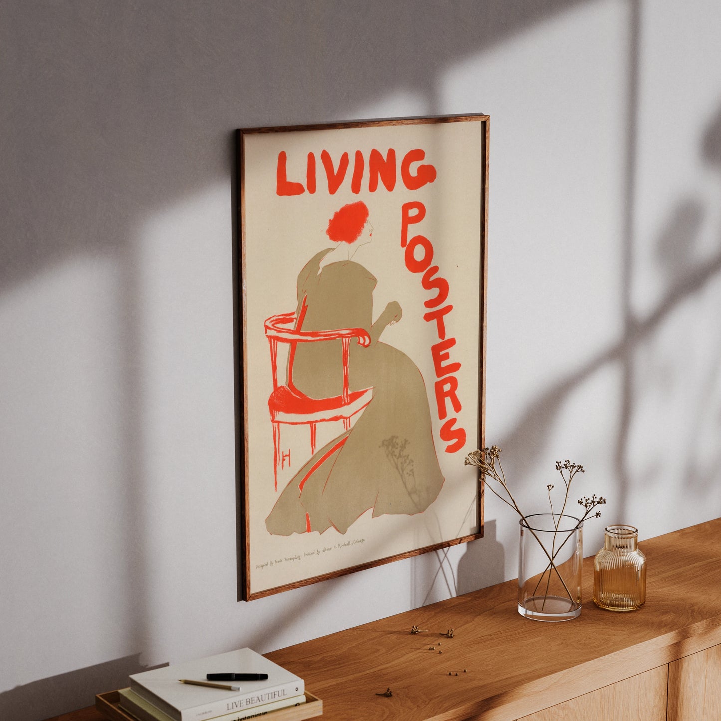 Illustration einer Frau im Profil mit rotem Haar auf einem Art Nouveau Poster.