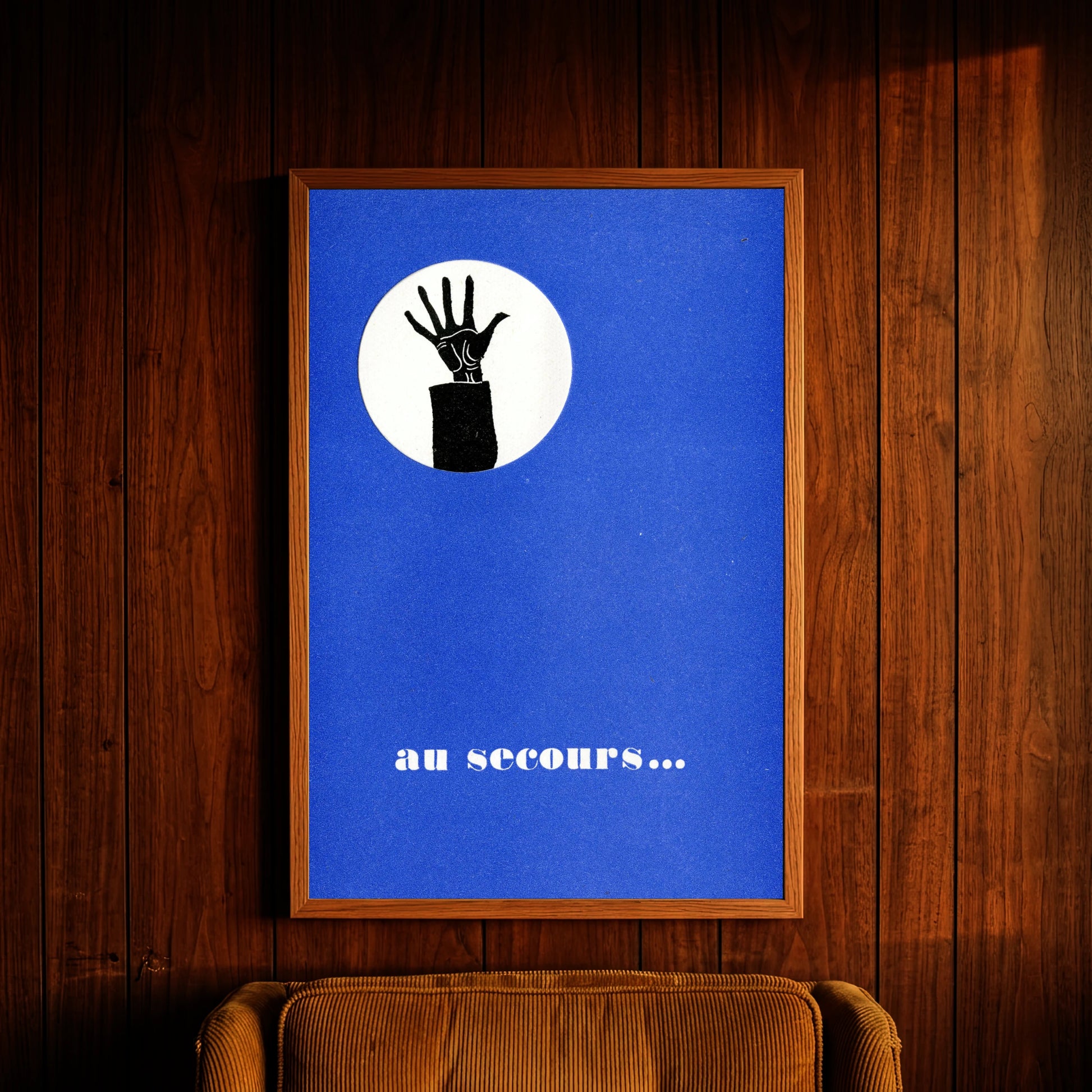 Vintage Plakat Au Secours mit schwarzer Hand auf weißem Kreis und blauem Hintergrund.