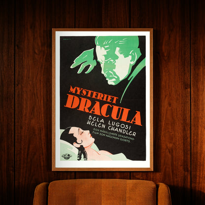 Graf Dracula Illustration in Grün über einer schlafenden Frau auf einem schwarzen Hintergrund.