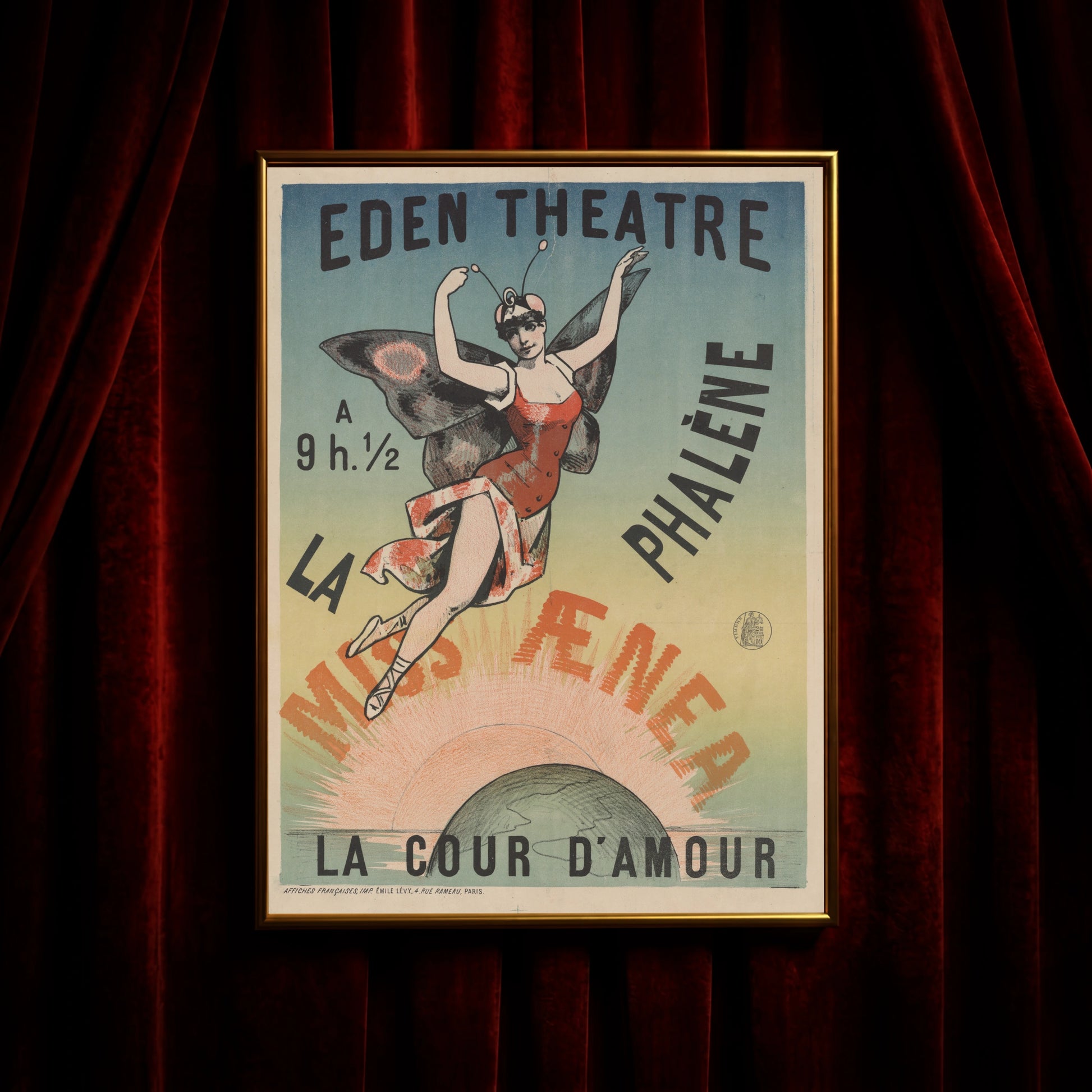 Französisches Theaterposter von Émile Lévy mit Pastellfarben und Jugendstil-Elementen.