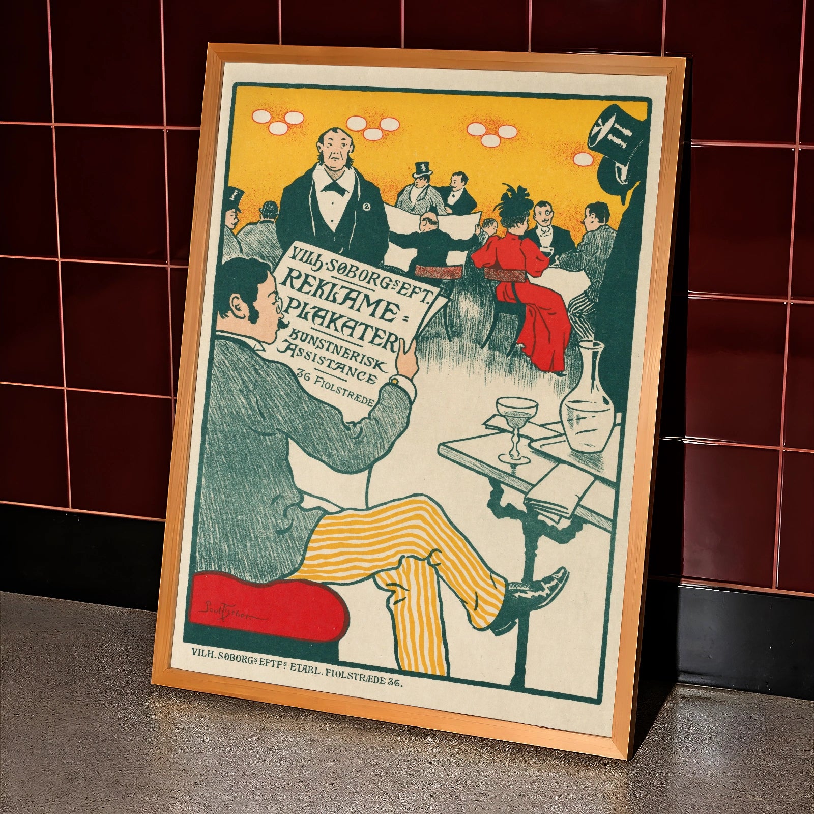 Dänisches Vintage Poster im Jugendstil-Einfluss mit gelbem Hintergrund und rot gekleideter Frau am Tisch.