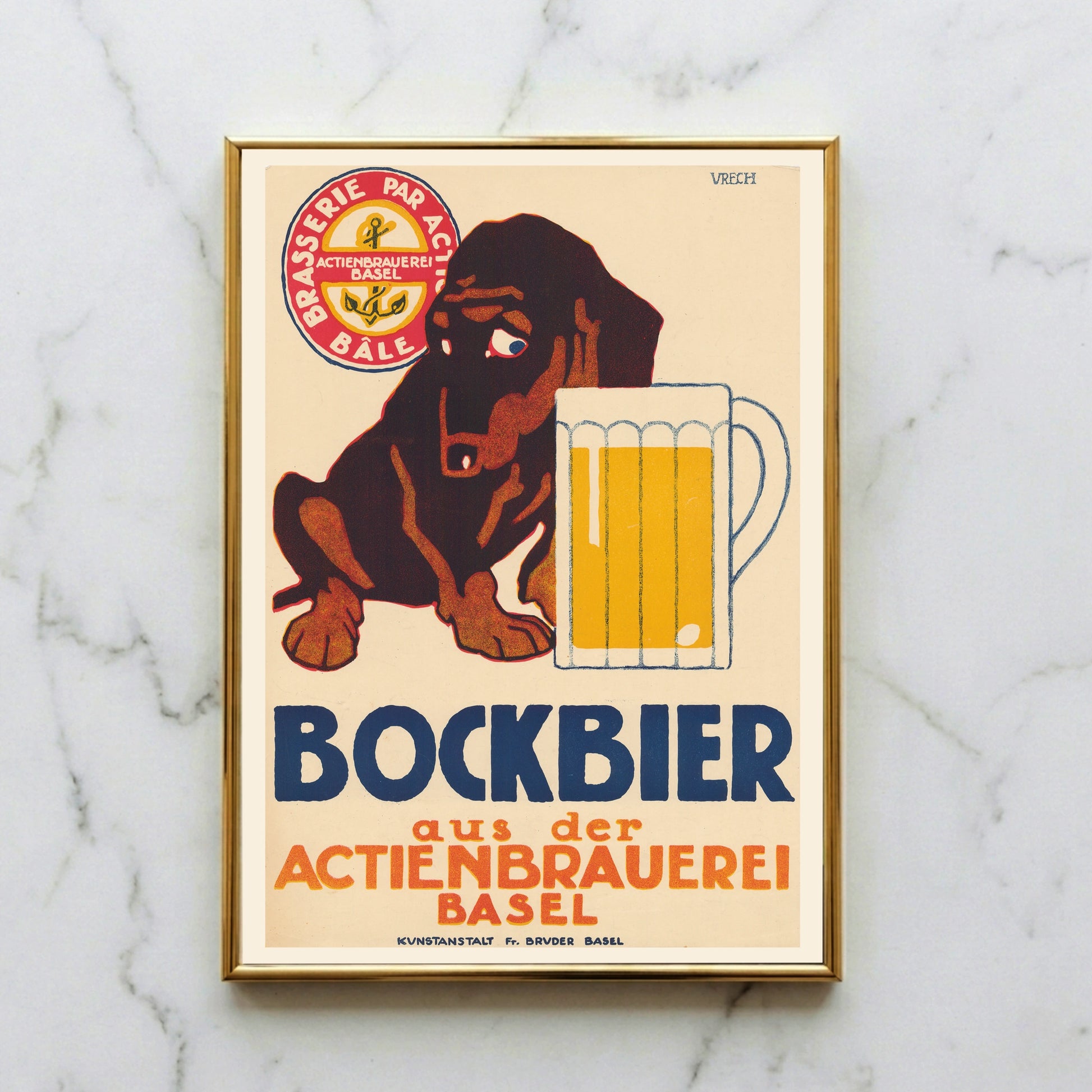 Vintage Bierplakat mit einem braunen Dackel, der neben einem großen Bierglas sitzt.