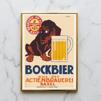 Vintage Bierplakat mit einem braunen Dackel, der neben einem großen Bierglas sitzt.