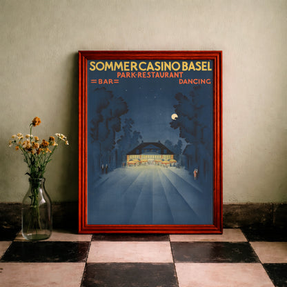 Dunkelblaues Retro-Poster mit leuchtendem Gebäude unter dem Vollmond und stilisierten Bäumen.
