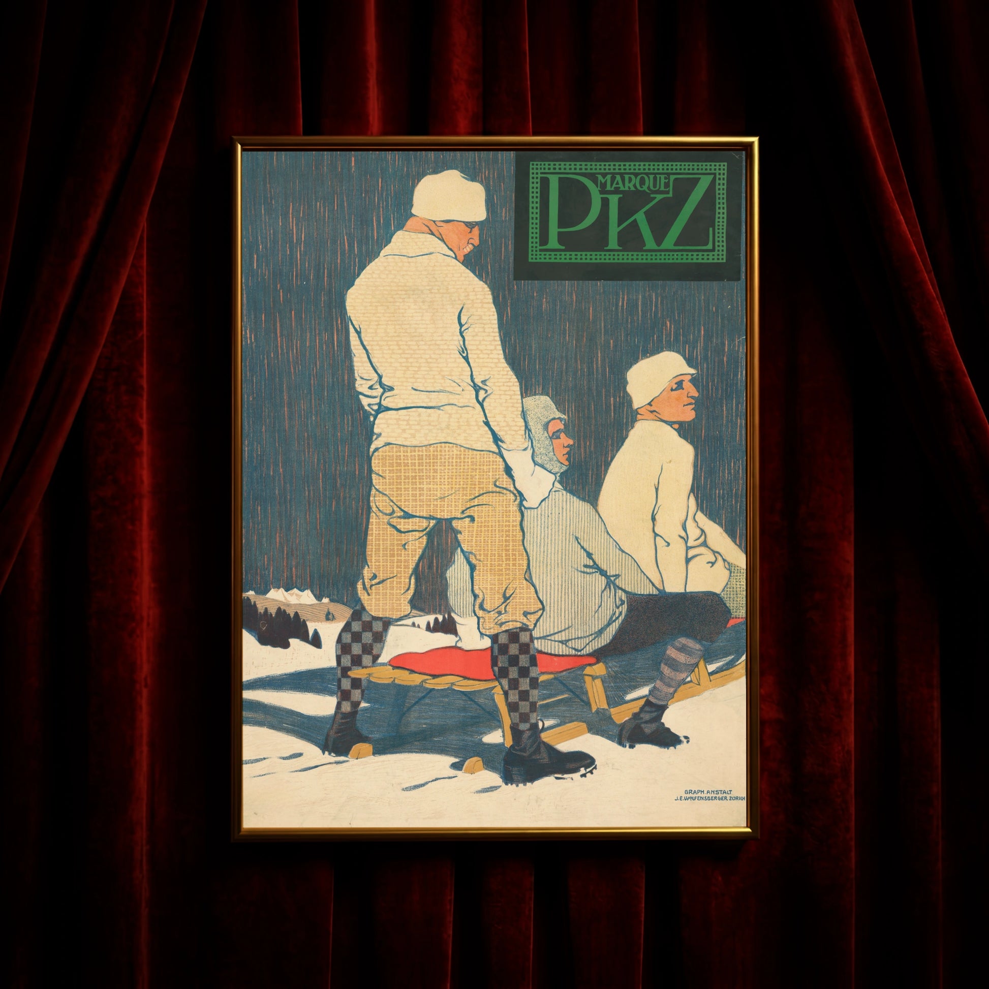 Drei Herren beim Rodeln in winterlicher Berglandschaft, PKZ Werbeplakat von 1909.