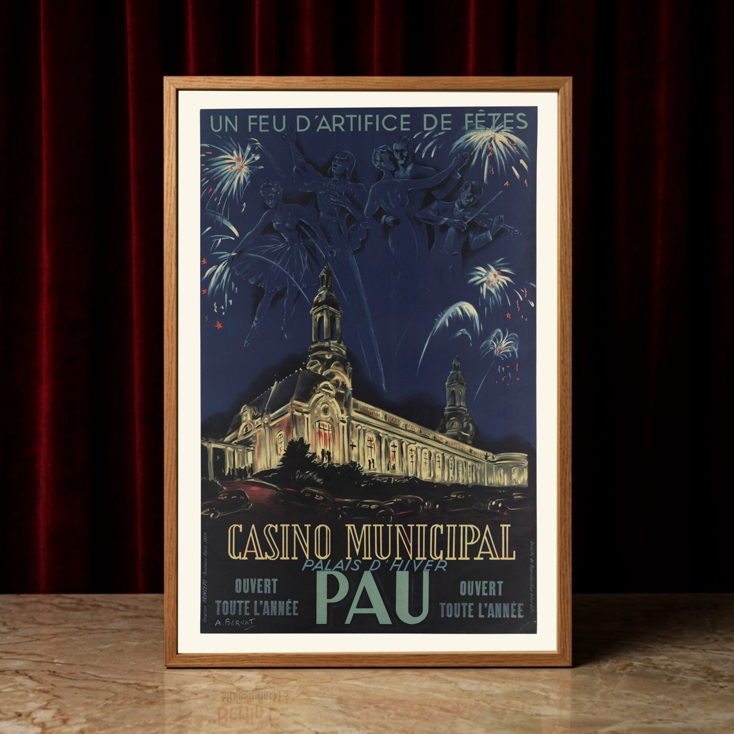 Detaillierte Illustration eines historischen Gebäudes in Pau bei Nacht mit Oldtimern im Vordergrund.