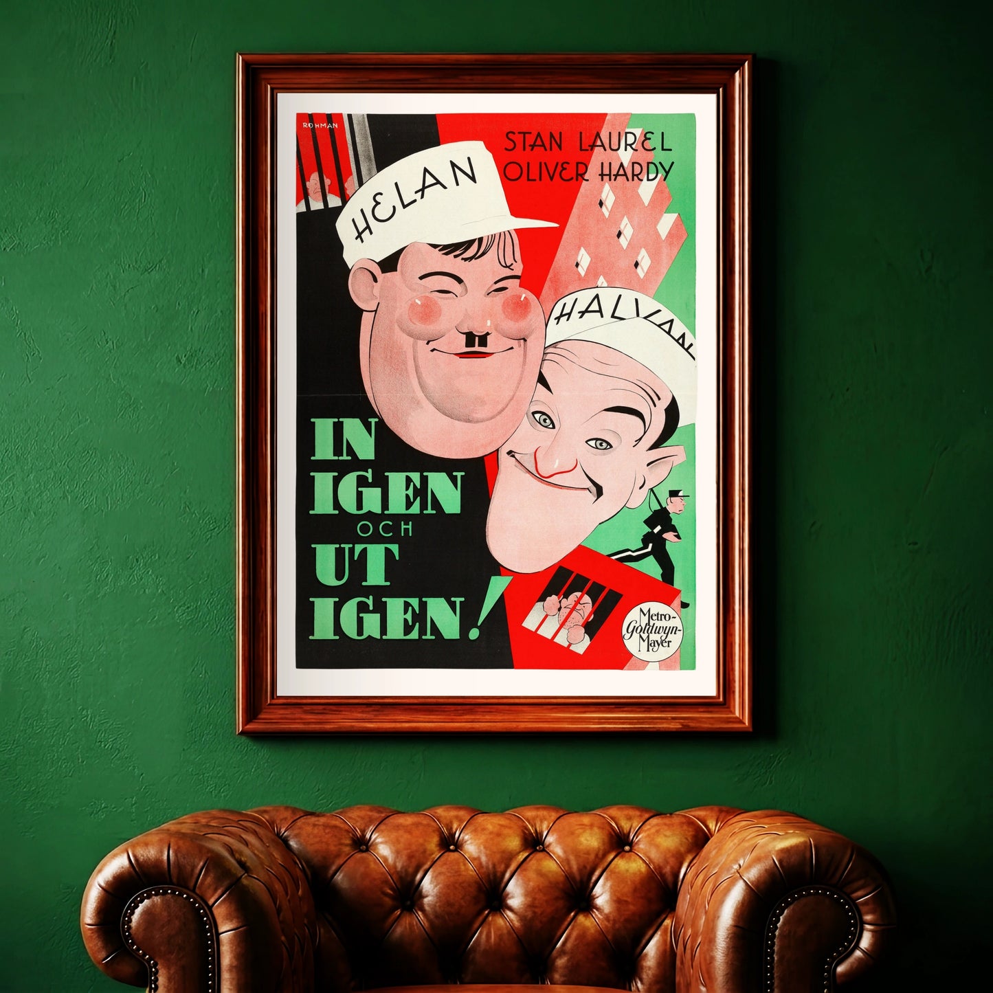 Illustriertes Porträt von Dick und Doof in Matrosenmützen auf einem roten und schwarzen Hintergrund.