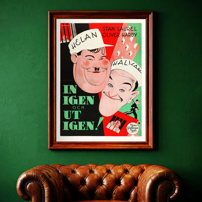 Illustriertes Porträt von Dick und Doof in Matrosenmützen auf einem roten und schwarzen Hintergrund.
