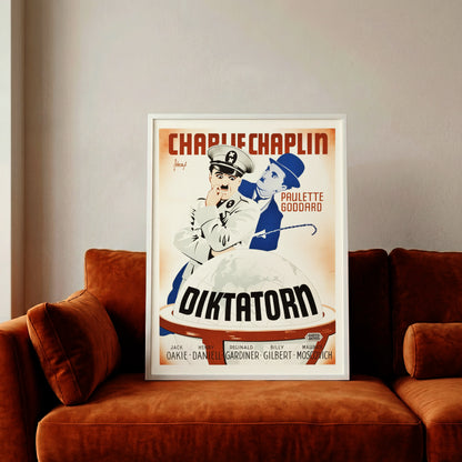 Illustration von Charlie Chaplin als Diktator und Barbier vor einem Globus.