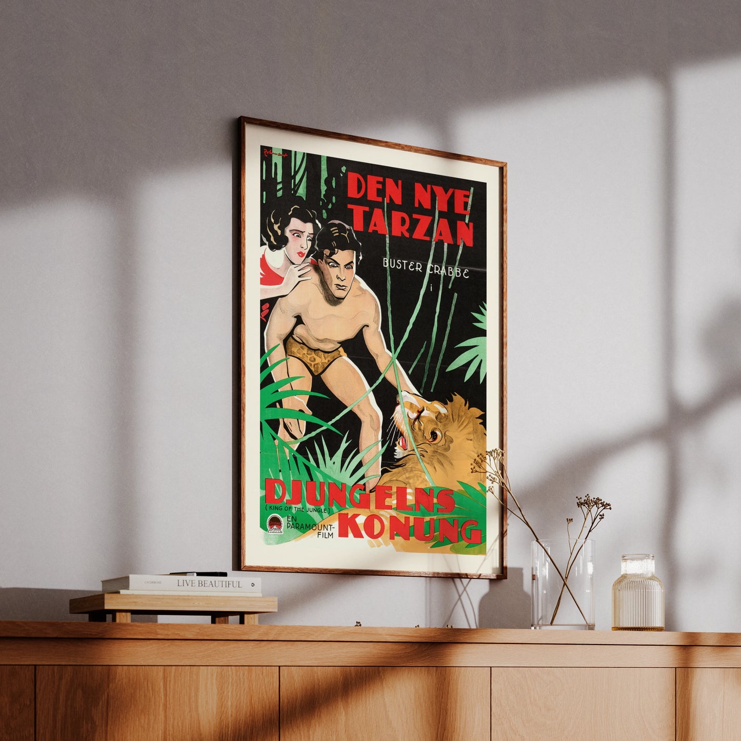 Illustration von Eric Rohman zeigt Buster Crabbe als Tarzan im Dschungel.