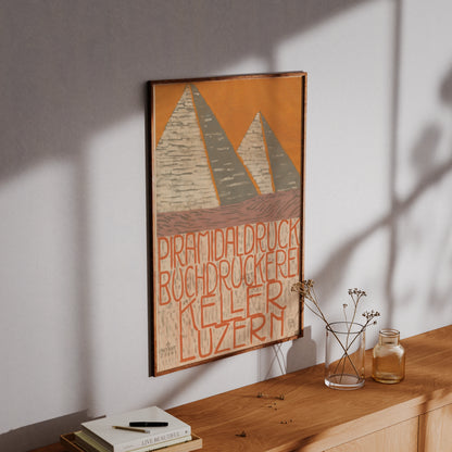 Gesamtansicht des Vintage-Posters mit Pyramiden-Motiv und Schweizer Reklamegrafik.