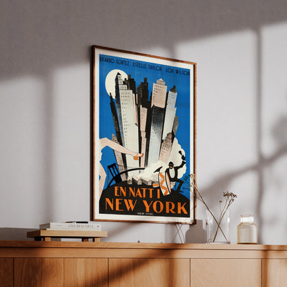 Schwedische Illustration von New York City bei Nacht mit Art Deco Gebäuden und Brooklyn Bridge.