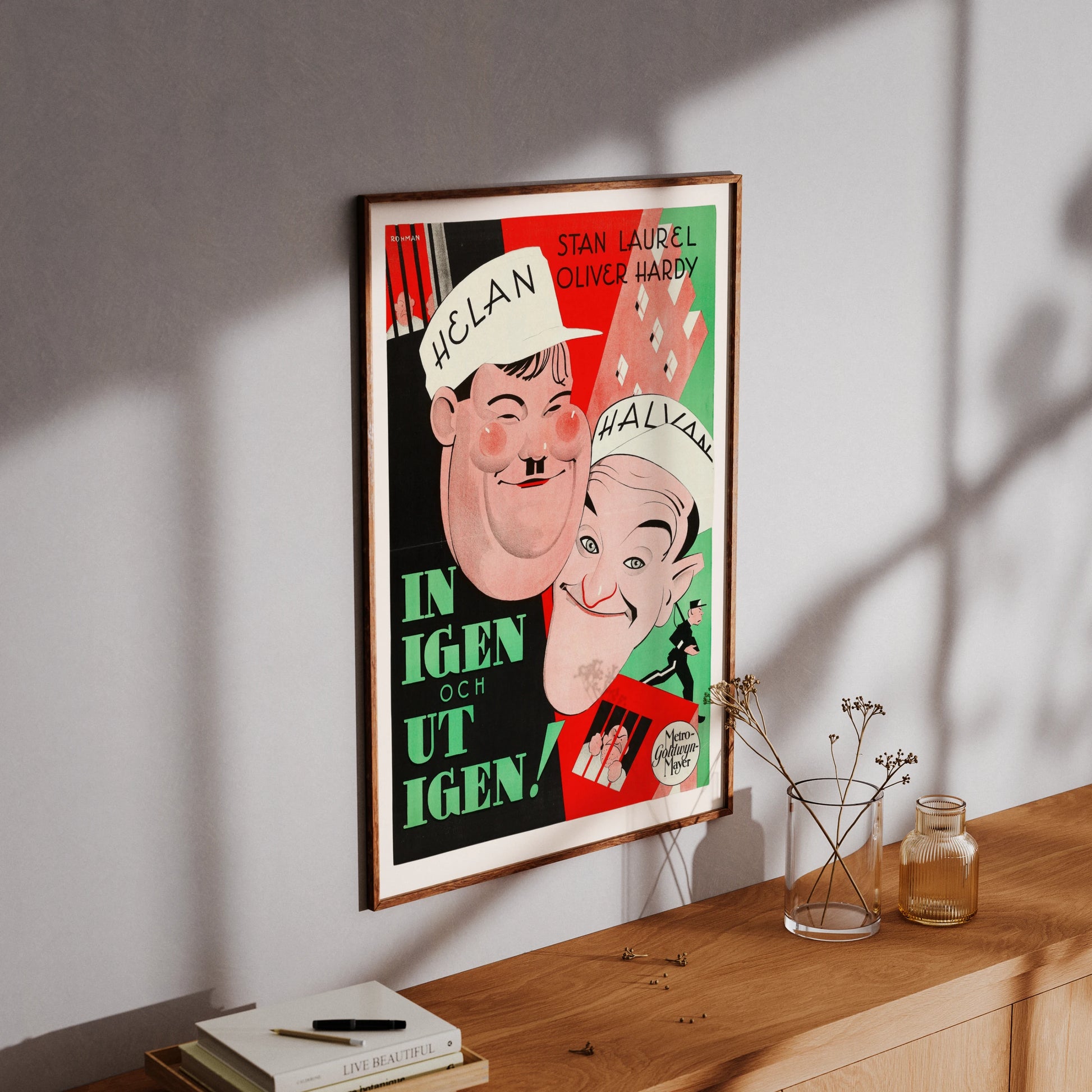 Grafisches Filmplakat 'In igen och ut igen!' mit Stan Laurel und Oliver Hardy.