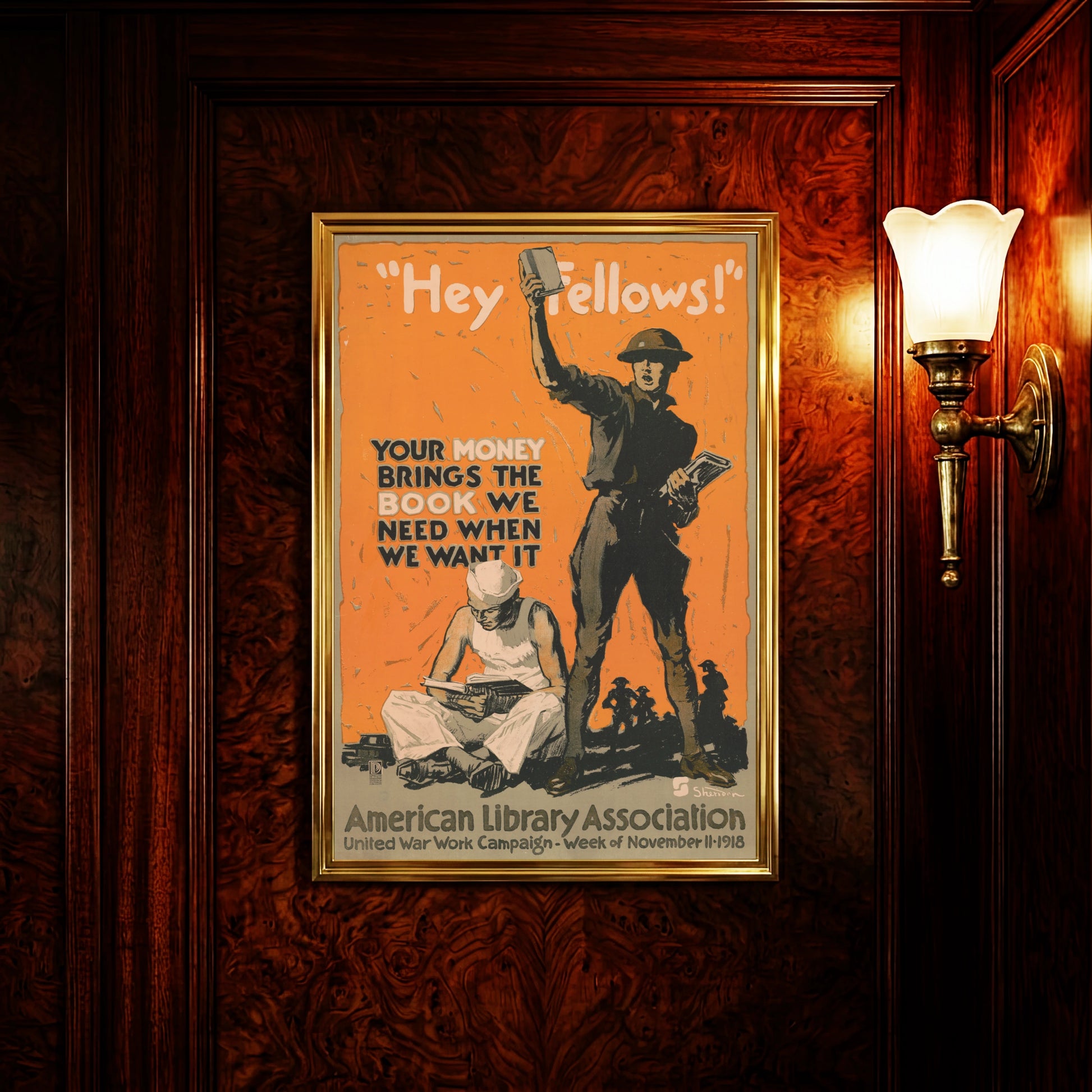 US-Soldat im Ersten Weltkrieg reckt ein Buch hoch, Text 'Hey Fellows!'.