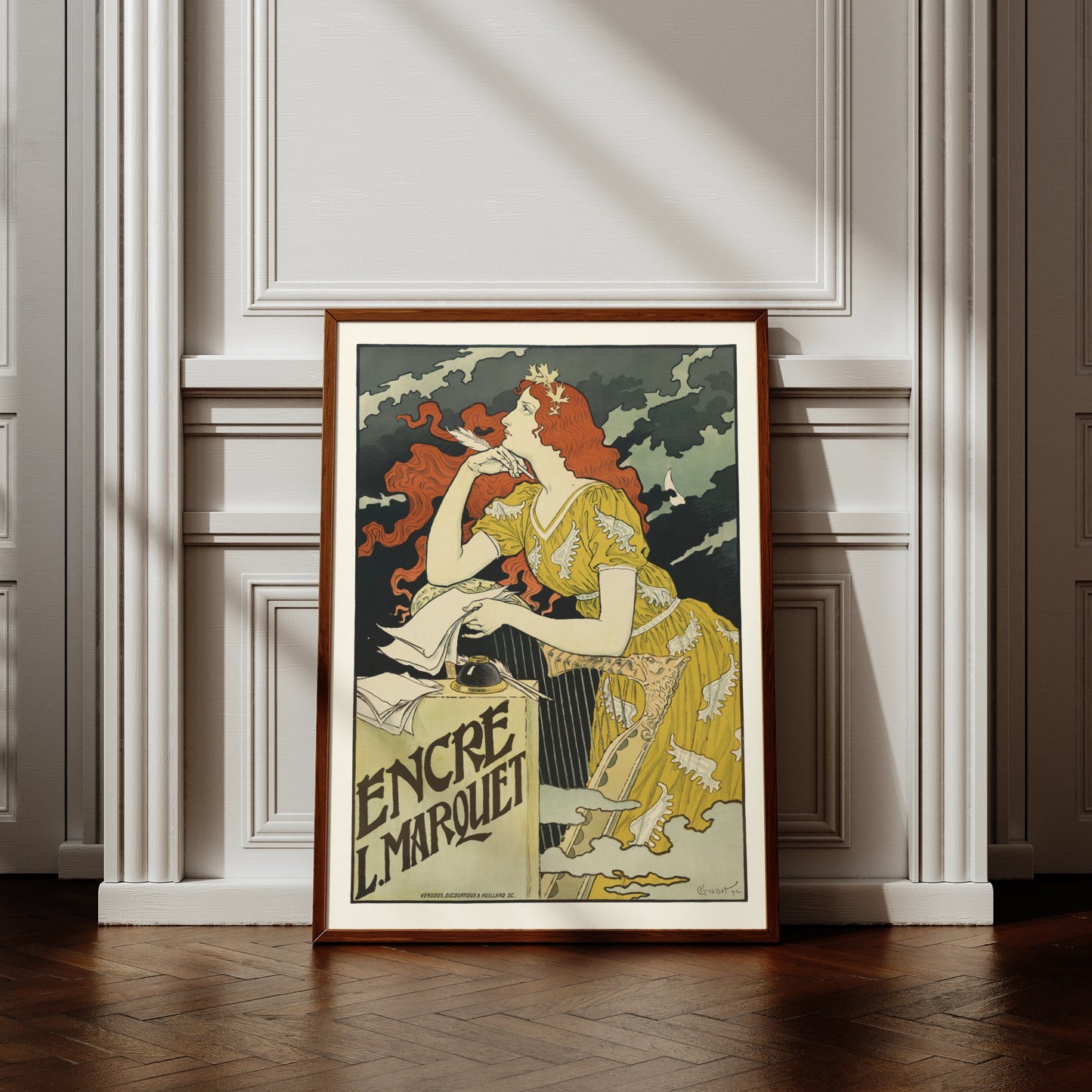 Jugendstil-Plakat von Eugène Grasset zeigt eine schreibende Frau mit roten Haaren vor dunklen Wolken.