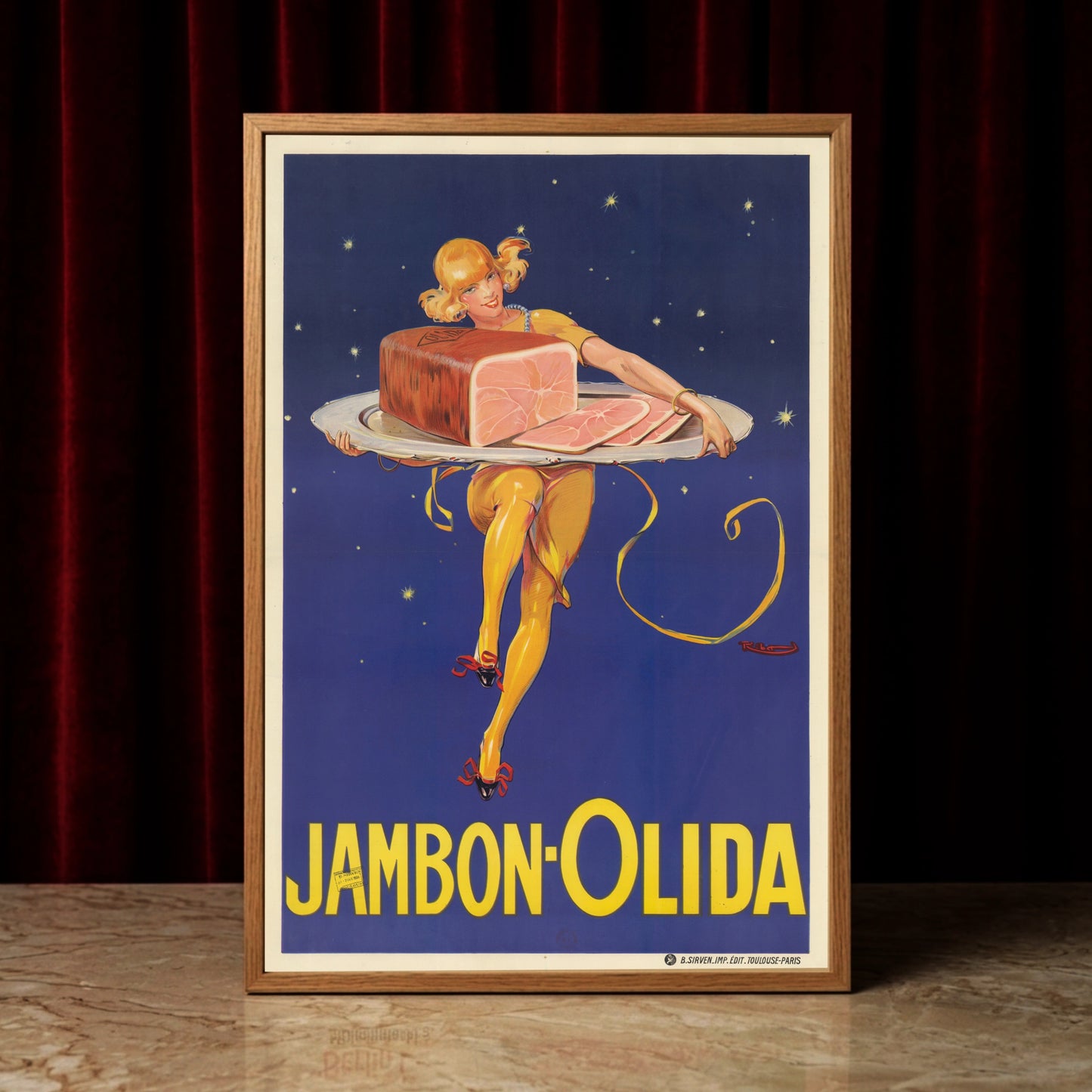 Art déco Illustration einer Frau in Gelb serviert Olida Schinken auf Silbertablett.