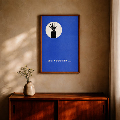 Minimalistisches Kunstposter mit dem Schriftzug au secours in Weiß auf tiefblauem Papier.