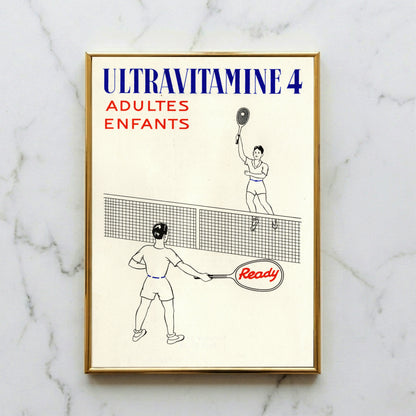 Französisches Werbeplakat Ultravitamine 4 mit Tennis-Motiv und roter Aufschrift Adultes Enfants.