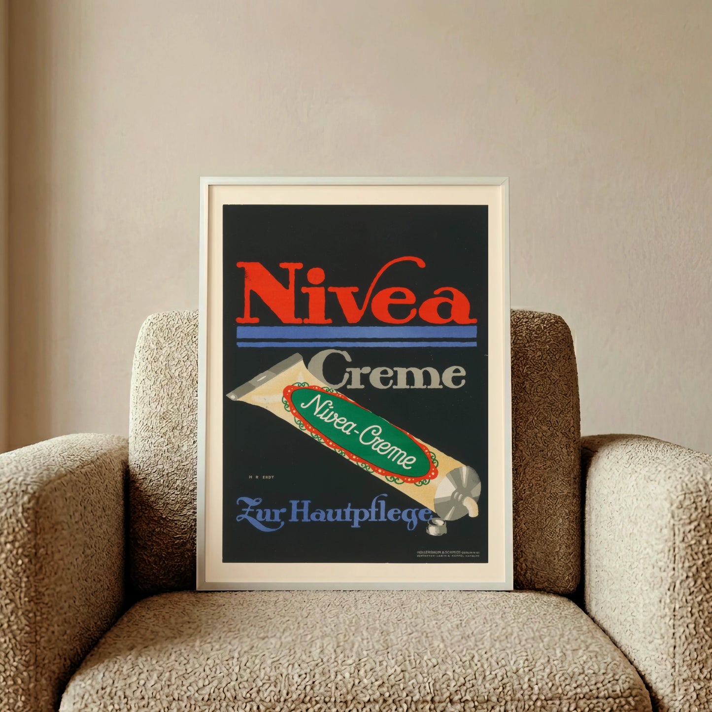 Historisches Werbeplakat für Nivea Creme zur Hautpflege mit markanter roter und blauer Schrift.