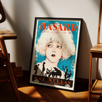 Illustration von Mae Murray mit weißem Lockenhaar auf blauem Hintergrund.