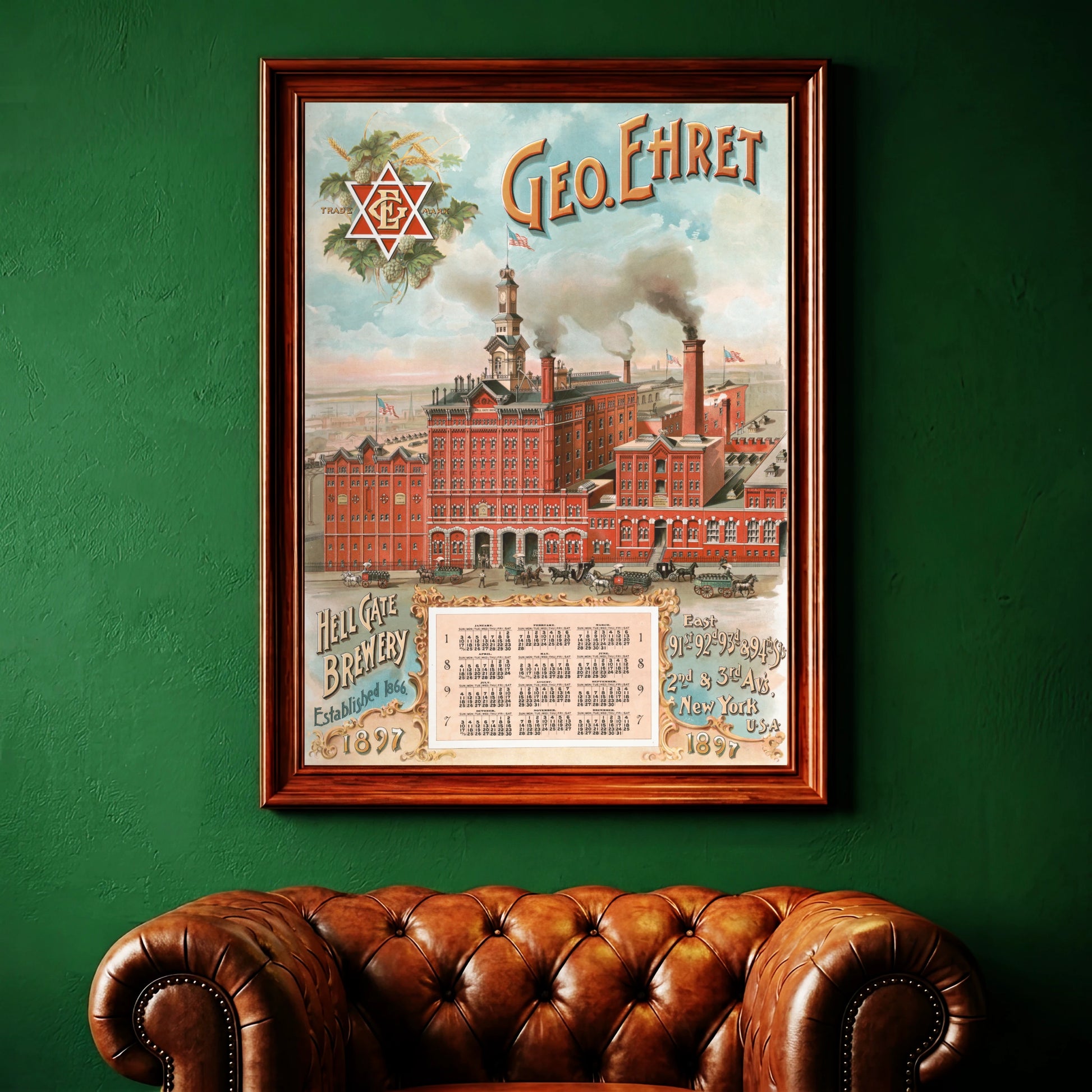 Detailansicht der Hell Gate Brewery Architektur mit rauchenden Schornsteinen und US-Flaggen.