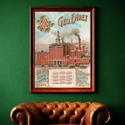 Detailansicht der Hell Gate Brewery Architektur mit rauchenden Schornsteinen und US-Flaggen.