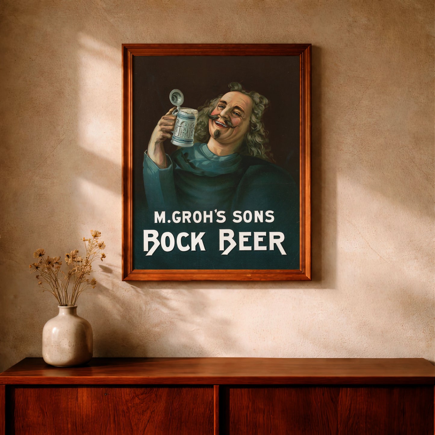 Nahaufnahme eines Mannes, der ein frisch gezapftes Bockbier in einem Keramikkrug hält.