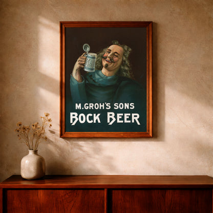 Nahaufnahme eines Mannes, der ein frisch gezapftes Bockbier in einem Keramikkrug hält.