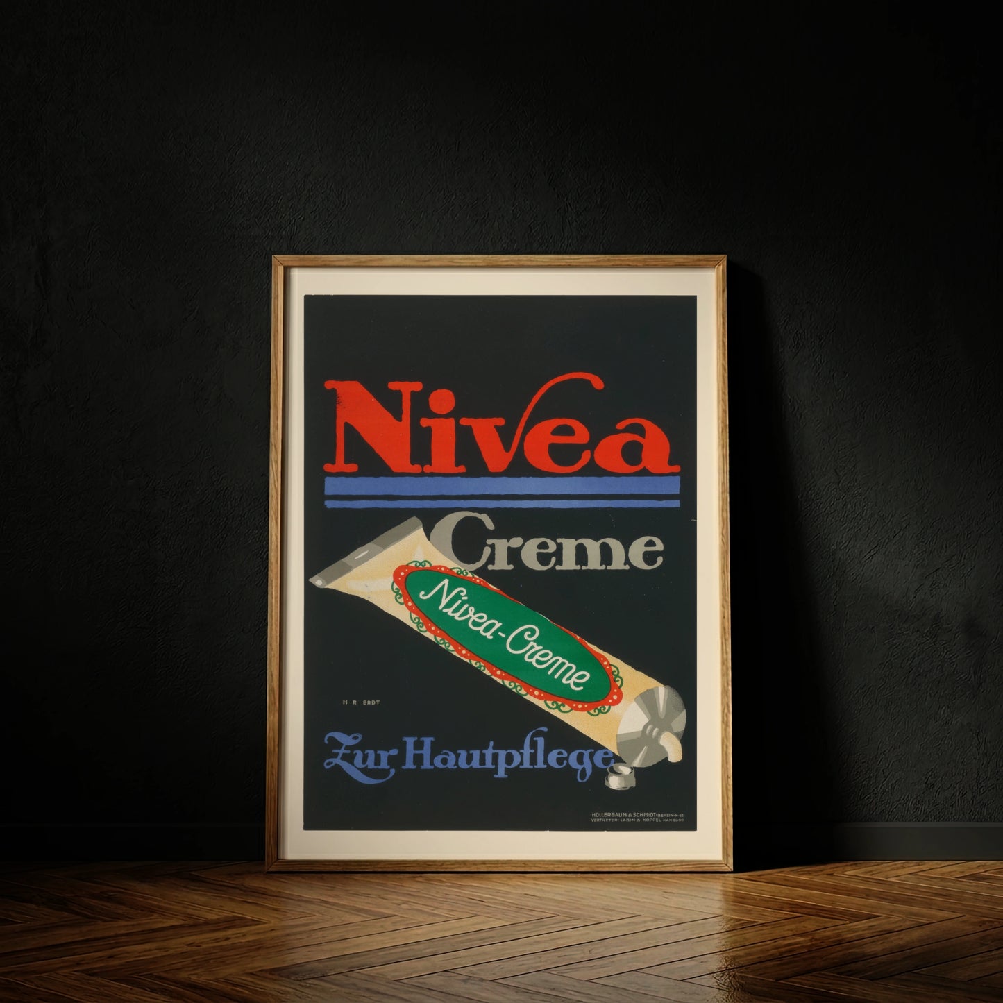 Detailansicht einer gezeichneten Nivea Tube auf einem Klassiker der deutschen Plakatkunst.