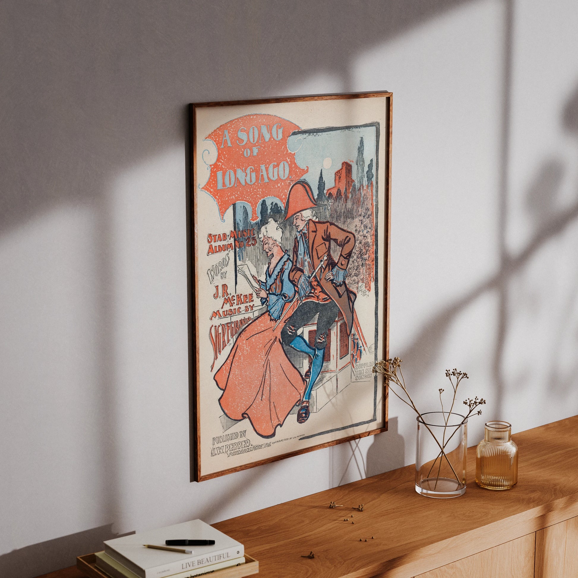 Retro-Wandbild zeigt eine Frau und einen Mann mit Dreispitz beim Musizieren.