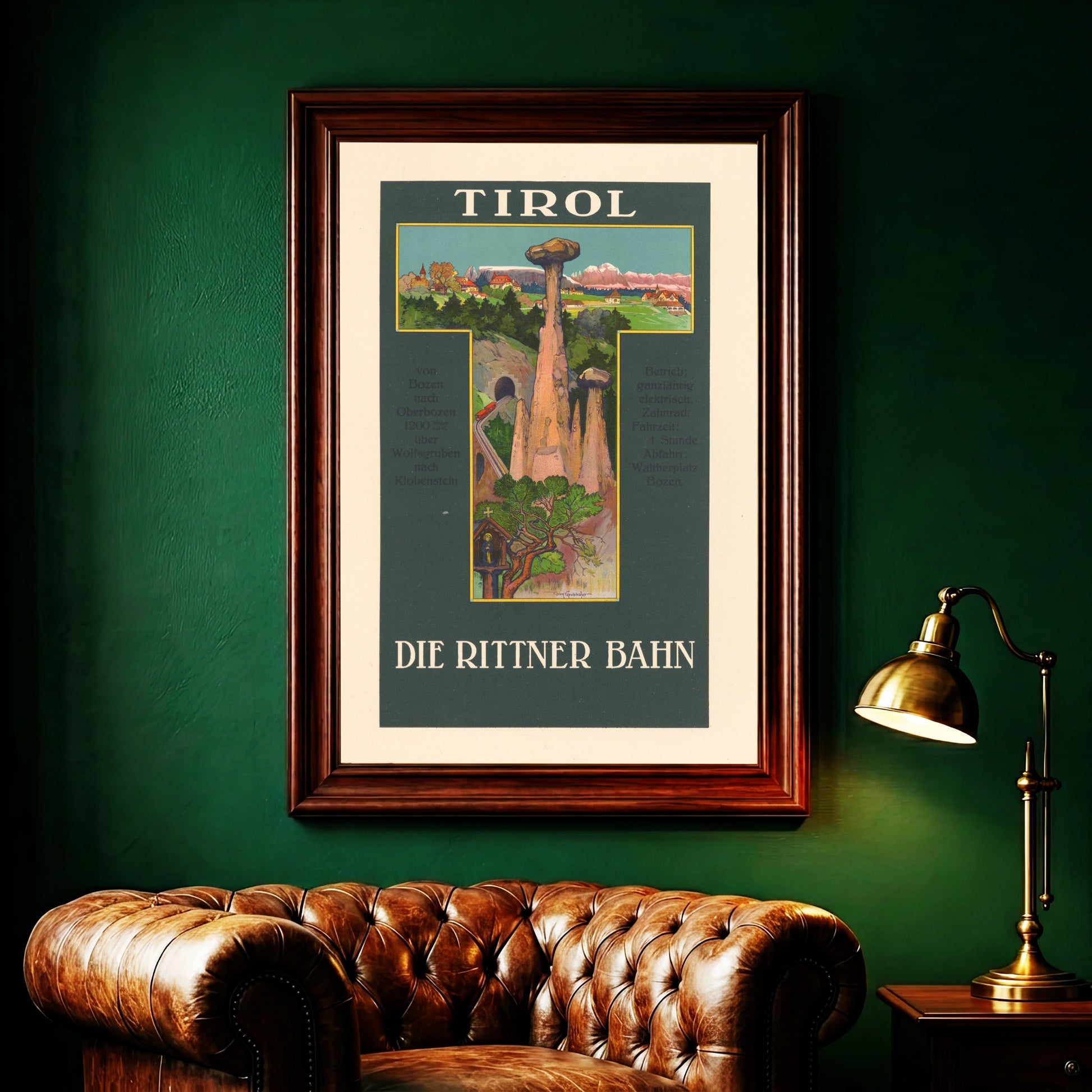 Dunkelgrünes Poster mit großem T-Ausschnitt der die Landschaft am Ritten zeigt.