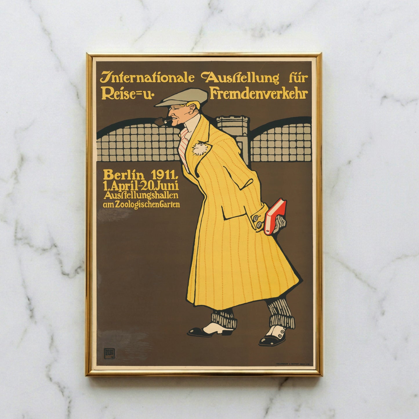 Grafische Illustration eines Reisenden im gelben Mantel mit Pfeife und rotem Buch.