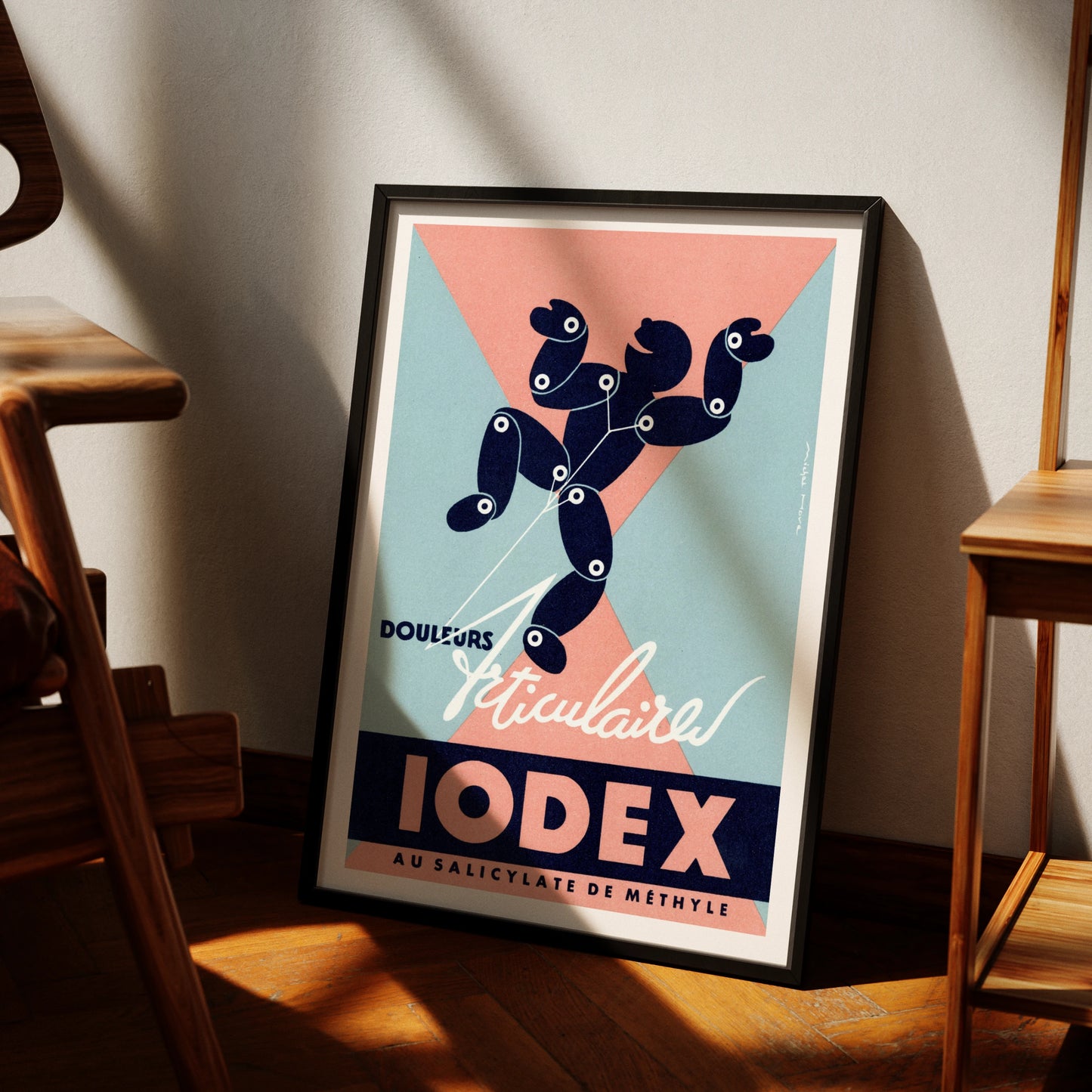 Vintage Poster Werbung für Iodex mit einer stilisierten schwarzen Gliederpuppe vor rosa-blauem Hintergrund.