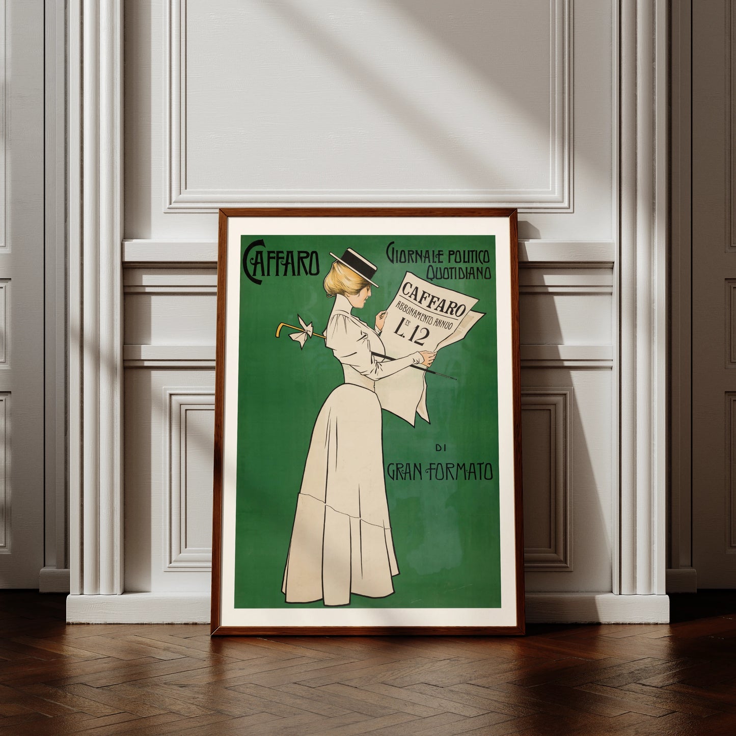 Italienischer Jugendstil Illustration einer eleganten Dame im weißen Kleid die die Zeitung Caffaro liest.