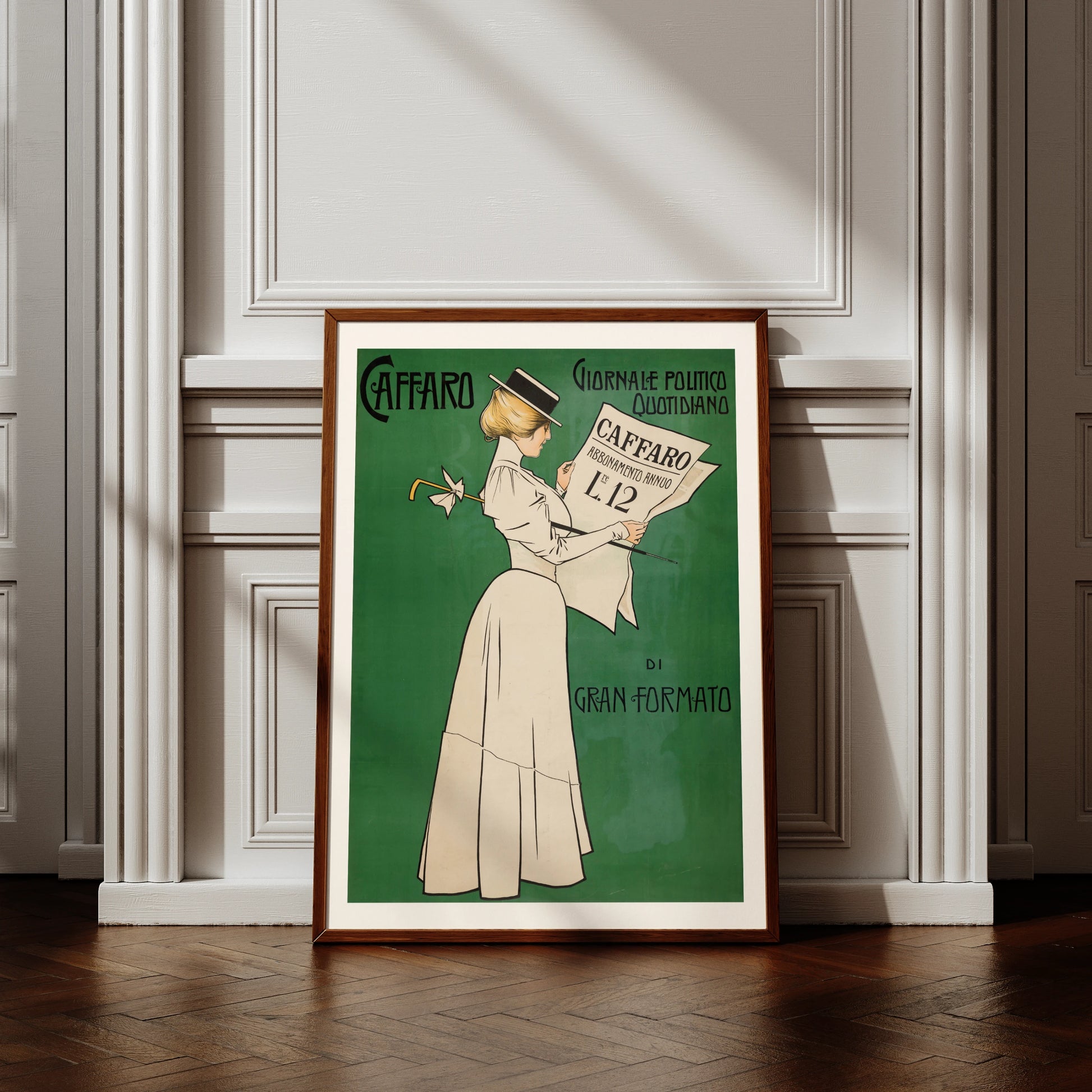 Italienischer Jugendstil Illustration einer eleganten Dame im weißen Kleid die die Zeitung Caffaro liest.