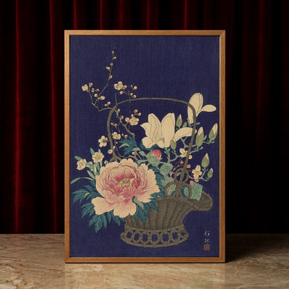 Detailansicht einer großen rosa Pfingstrose in einem japanischen Blumenkorb, Werk von 1932.