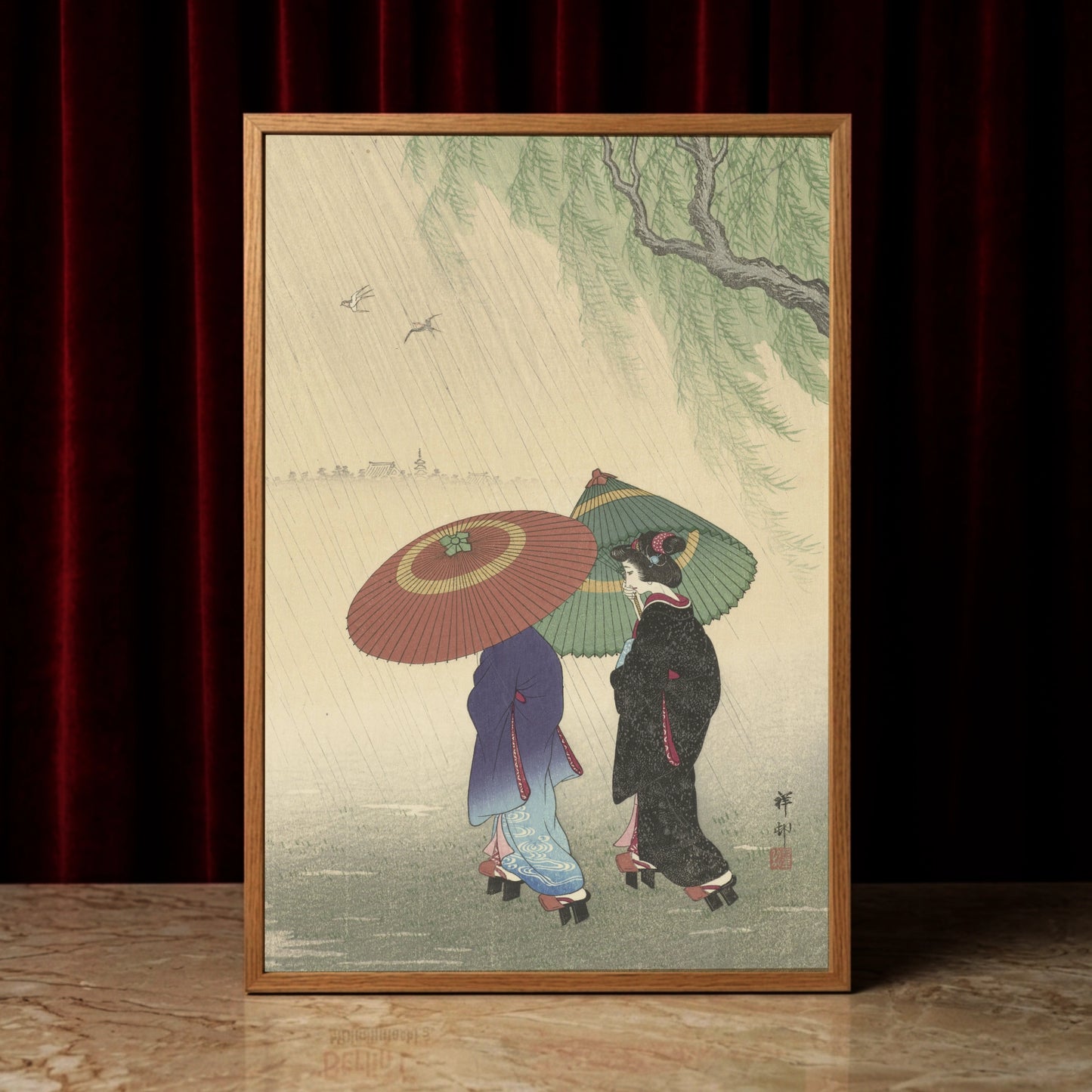 Japanische Szene bei Regen mit einer hängenden Weide und Frauen in traditioneller Tracht.