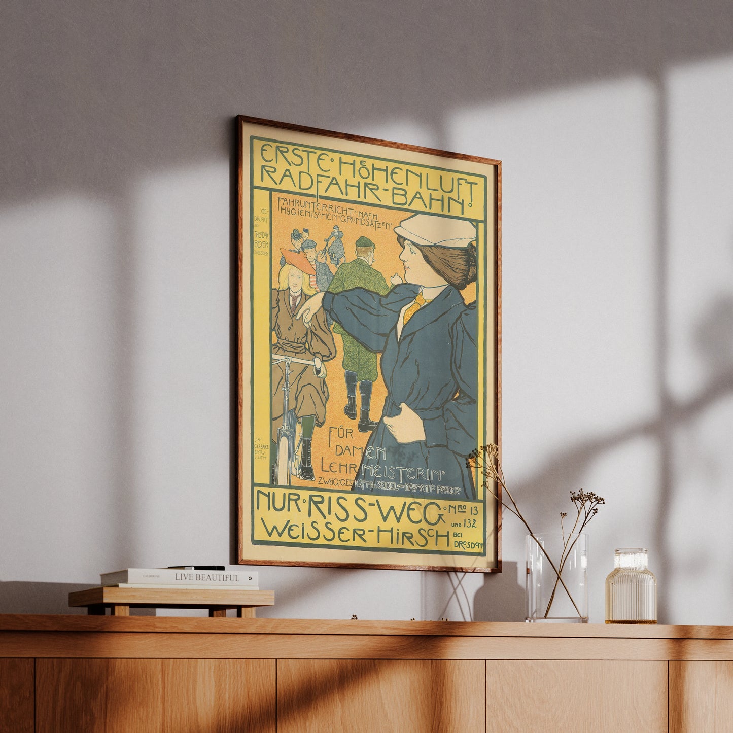 Illustration einer Frau in blauer Kleidung auf einem Vintage-Fahrrad-Werbeplakat.