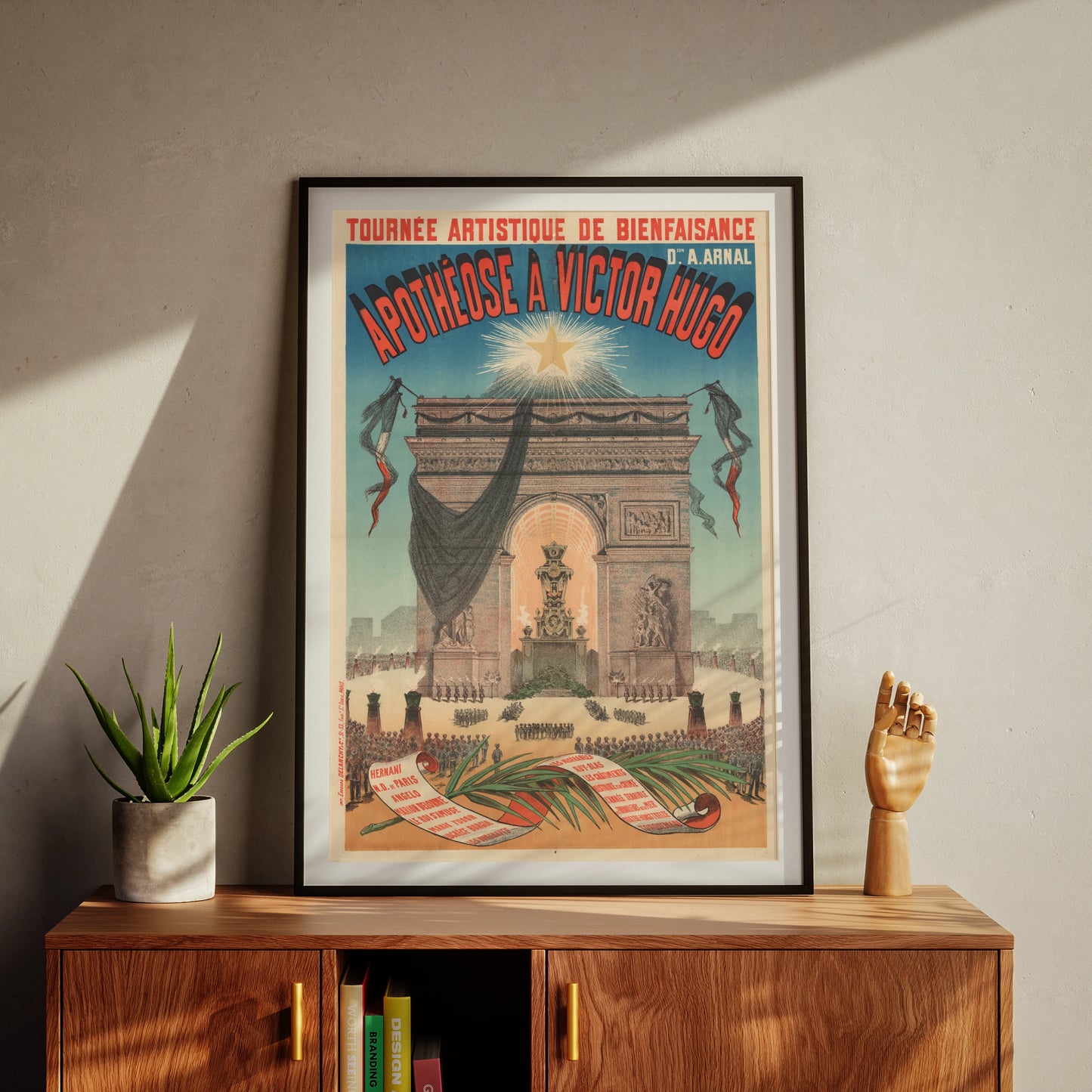Historisches Plakat mit dem Triumphbogen in Paris und dem Namen von Victor Hugo.