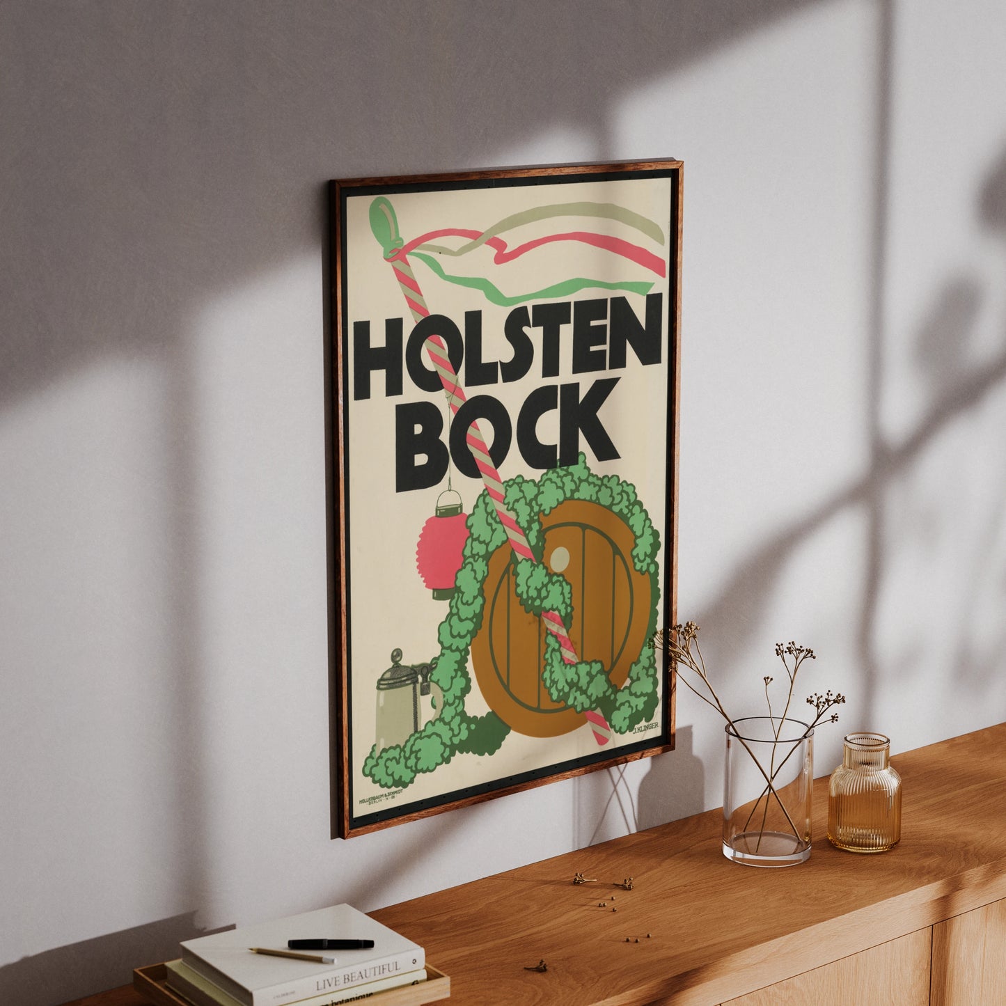 Grafisches Werbeplakat für Holsten Bockbier mit markanter schwarzer Typografie.