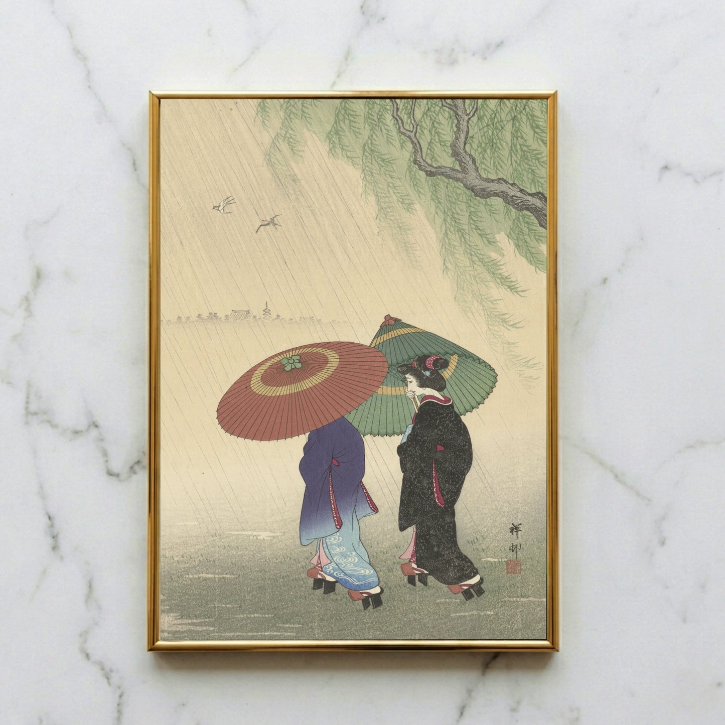 Zwei japanische Frauen gehen im Regen unter einem Weidenbaum, historisches Poster.