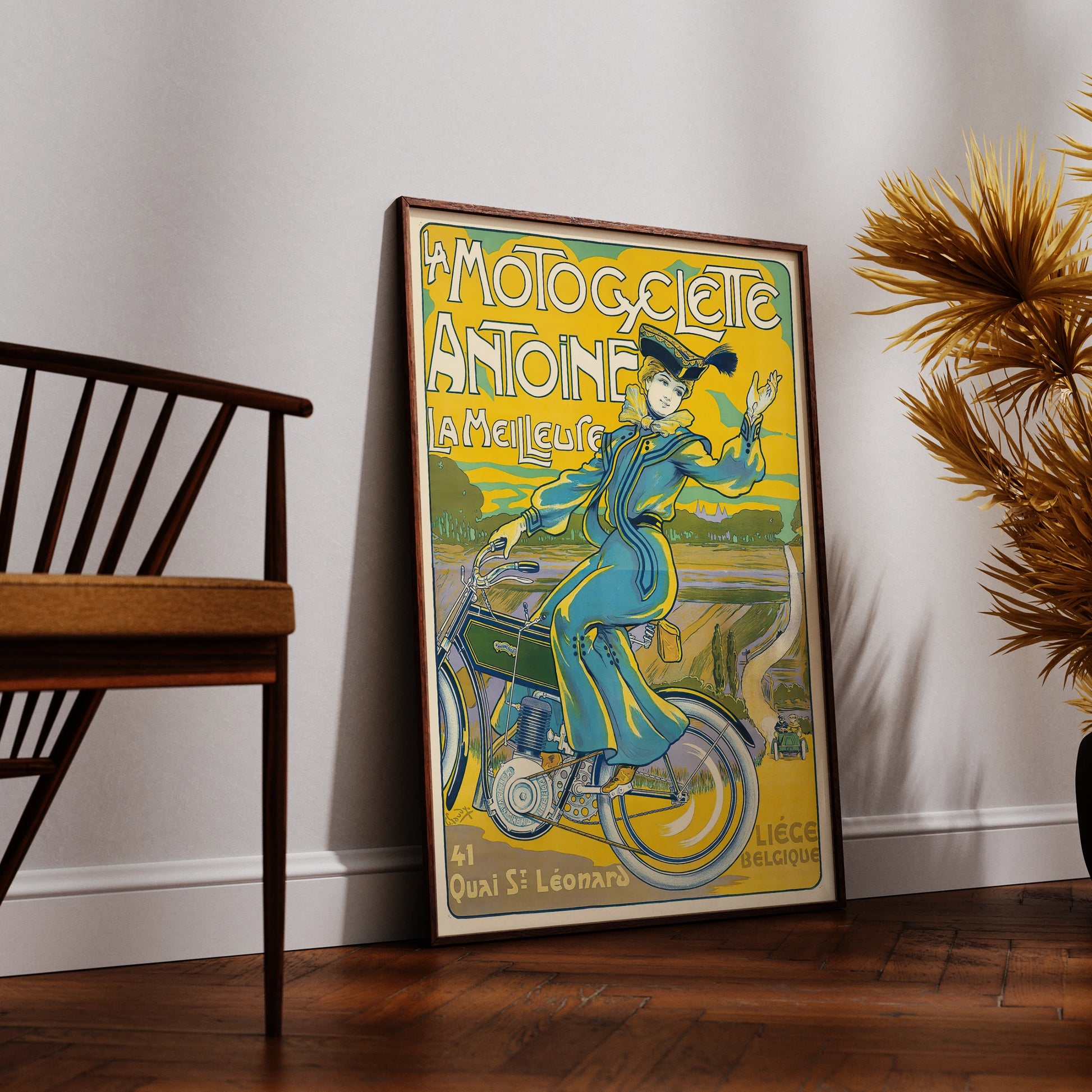 Vintage Jugendstil-Werbeplakat für La Motocyclette Antoine mit einer Frau auf einem frühen Motorrad.